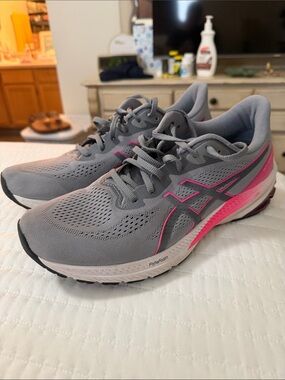 Women’s size 11 O asics in good condition